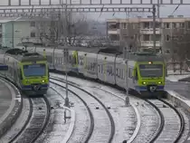 NINA RABe 525 06 und NINA RABe 525 25 als S5 in Kerzers am 19. Dezember 2009.