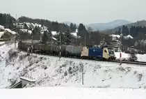 ES 64 U2-068 der Wiener Lokalbahnen AG bef�rdert einen Kesselwagenzug am 18.12.2009 um 13:28 Richtung Westen. Die Aufnahme entstand kurz vor D�rrwien.