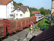 SWEG VT 120 am 26.05.05 in Untergimpern mit Holz beladenen Güterwagen.