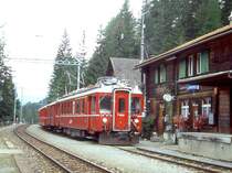 RhB Extrazug FLIEGENDER RH�TIER f�r RH�TIA TOURS 3574 von Bever nach Davos-Platz vom 29.08.1996 in Wiesen mit Triebwagen ABe 4/4 503 - D� 4054 - B 2301 - A 1252. Hinweis: Blick vom Wanderweg zum Wiesener Viaduht auf h�lzernes Bahnhofsgeb�ude von Wiesen. Triebwagen wurde 1998 in Steuerwagen umgebaut, nach mehreren Probefahrten im Juni 1998 abgebrochen!

