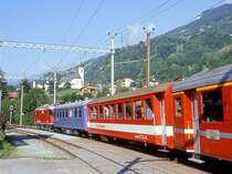 RhB Schnellzug GLACIEREXPRESS F 901 von Chur nach Zermatt vom 25.08.1997 Durchfahrt Tavanasa mit E-Lok Ge 4/4II 624 - WR 3812 - FO B 4269 - BVZ A 2076 - FO B 4266 - B 2348 - B 2434 - B 2351 - A 1240 - D 4213. Hinweis: R�ckansicht Ausfahrt mit Blick zur Kirche von Tavanasa