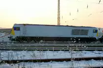 Seit 125 Jahren ist die R�belandbahn Einsatzort f�r Prototypen und Exoten. Heute erwischte ich zuf�llig die Voith Maxima 30 CC 001 der niederl�ndischen Leasingesellschaft Ox-traction im G�terbahnhof Blankenburg Nord. Sie �bernahm einen Kalkzug zur Fahrt durchs Flachland. Leider ging mir kurz vor der Abfahrt das  B�chsenlicht  aus. Blankenburg/Harz, 19.12.2009