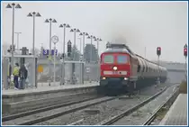 233 040-5 braust mit einem Kesselwagenganzzug durch den grossz�gig ausgebauten Bahnhof Aschersleben. (08.12.2009)