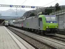 bls - 485 011-1 vor Rolla und ein L�tschberger RABe 535 im Bahnhof Spiez am 21.11.2009