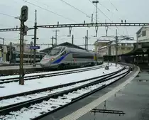 SBB ETR 610 als EC 39 nach Milano bei der Ausfahrt in Lausanne. 
18. Dezember 2009.
EXIF-Daten: NIKON E7900, Aufnahmezeit: 2009:12:18 17:03:47, Belichtungsdauer: 0.005 s (469263/100000000) (1/213), Blende: f/4.8, ISO: 50, Brennweite: 7.80 (78/10)