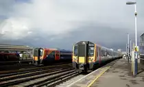  Clapham Junction, Britain's busiest railway station  steht auf den Stationsschilder dieses wirklich sehr stark befahrenen, grossen Abzweigbahnhofes s�dlich von London. Da es auch bei BB.de zeitweise sehr hektisch zuging, m�chte ich mit diesem Bild die Hoffnung aussprechen, dass wir uns nun ein paar ruhige Tage g�nnen und im 2010 wieder mit Freude (aber der n�tigen Ruhe) unserer Freizeitbesch�ftigung nachgehen k�nnen.
In diesem Sinn, frohe, besinnliche Festtage!
Bild: Clapham Junction mit ein- und ausfahrenden Southwesttrains am 14.April 2008. 
EXIF-Daten: NIKON COOLPIX P50 , Aufnahmezeit: 2008:04:14 17:38:24, Belichtungsdauer: 0.001 s (10/10000) (1/1000), Blende: f/2.8, ISO: 64, Brennweite: 4.70 (47/10)