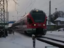 Mit 90 km/h verlie� der RE 33213 Rostock-Sassnitz am 10.Dezember 2009 Bergen/R�gen.
