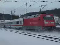 Mit fast einer Stunde Versp�tung verlie�,am 19.Dezember 2009,der IC 2184 Hannover-Binz den Bahnhof Bergen/R�gen der von 101 022 geschoben wurde.