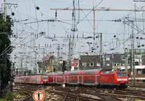 Ein Quitschi und die RE1 nach Aachen mit 146 014 im K�lner Bahnhofsvorfeld. 6.8.09 KK