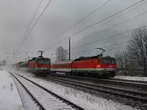 Die 1044 049 und die 1044 114 mit ihren RoLa,s  am 19.12.2009 in Brixlegg. 