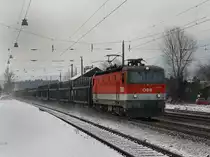 Die 1144 004 mit neuen LED,s am 19.12.2009 mit einem lehren Autozug bei der Durchfahrt in Brixlegg. 