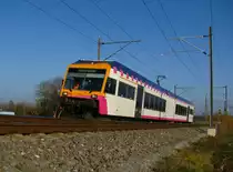 Heute vor 98 Jahren fuhren die ersten Z�ge der Mittelthurgaubahn von Kreuzlingen �ber Weinfelden nach Wil SG. Seither hat sich einiges ge�ndert: Die Strecke wurde als eine der letzten in der Schweiz elektrifiziert, die Bahn �bernahm weitere Strecken in der Schweiz und Deutschland bis die Gesellschaft 2002 schlussendlich wegen ihres Konkursses liquidiert wurde. Auf dem Bild sehen wir einen von der Nachfolgegesellschaft Thurbo �bernommenen Triebzug RABe 526 mit neuen Logos, ansonsten aber noch im letzten MThB-Design auf der einzigen Neubaustrecke der Mittelthurgaubahn im November 2008 bei T�gerwilen. Inzwischen wurden alle Z�ge aufs neue Thurbo-Design umgestaltet. 