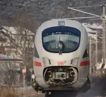 ICE 1206 f�hrt mit offenem Maul (sowohl vorne als auch hinten) durch das verschneite Karwendel-Gebirge mit Zwischenziel M�nchen. Die offenen Bugklappen k�nnen beim Zusammenkoppeln mit dem zweiten Zugteil in M�nchen ein Vorteil seien, allerdings kann es auch passieren das durch den kalten Fahrtwind die elktronik streikt. 20.12.2009