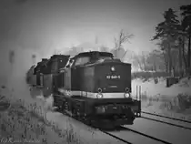 Hier mein Versuch einer kleinen Vorweihnachtsfreude f�r alle (N)Ostalgie-Freunde, der mir hoffentlich gegl�ckt ist: 112 646-5 zieht einen Dampfsonderzug mit der Dampflok 65 1049 aus dem Bahnhof Ronneburg (Th�r) in Richtung Gera. (19.12.2009)
