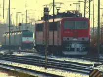 155 245-4 und eine weitere 155er sowie mehrere 186er Cobras stehen in Aachen West bei eisigen 12 Grad minus aufgeb�gelt um ein einfrieren der Stromabnehmer zu verhindern.