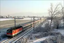 Bei -18,5� und mit einem gewaltigen B�gelfeuer, zieht E-Lok 1144 271  den EC 731  BELLISSIMO  von Wien Meidling nach Villach.
Zeltweg 20.12.2009