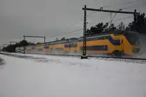 Winter im Holland, ein VRIM, die 8625 mit ein regionalzug Zwolle-Nijkerk am 20/12/09 in der N�he von 't Harde.