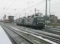 Hier 143 874-4 der RBH, bei der Durchfahrt am 17.12.2009 durch Angerm�nde.