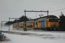 NS Triebzug 7871 mit ein Regionalzug Nijkerk-Zwolle in der N�he von 't Harde.