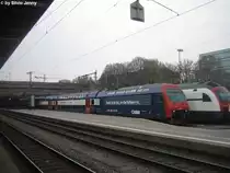 Re 450 041-9 ''Buchs + D�llikon'' am 17.12.09 als S12 nach Seuzach (leider funktionierte die Zielanzeige nicht) in Winterthur. Da die S-Bahn Z�rich das Aush�ngeschild des ZVV ist, kommen auf deren Fahrzeuge nat�rlich auch die Slogans des ZVV drauf. Im Moment dreht sich alles um den Spruch ''Damit du da bist...'', leider wurde abder das Ganze mit den weissen Sicken und der weissen Schrift nicht ganz durchdacht...