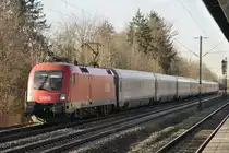 EC 113 mal ganz woanders erwischt... 1116 241-9 jagt mit schiebender Schwesterlok Rosenheim entgegen. (Gronsdorf, 03.12.2009).
