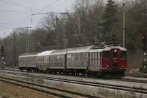 Geburtsjahr 1946, 1800 KW stark (knapp 2500 PS),und bestens im Schu�, so durchfuhr diese Re 4/4 I der Centralbahn mit dem Krombacher-Partyzug den Bahnhof von Neuoffingen am 04.12.2009 . Mittig eingereiht war ein Salon-Restaurantwagen des  PCE .  Le Rubis Noir  (der schwarze Rubin).