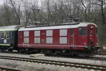 Re 4/4 I im Lokportrait: 10019 tr�gt ihre 63 Jahre w�rdig zur Schau. (Neuoffingen, 04.12.2009).
