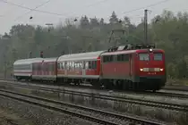 115 154-7 schleppte diesen bunten PbZ, bestehend aus einem n-Wagen, einem S-Bahn-Wagen aus N�rnberg und einem IC-Abteil-Wagen Anfang November bei widrigsten Verh�ltnissen �ber die KBS 980, Richtung Ulm.