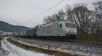 185 539-4 und die mitgeschleppte 182 529 fahren f�r TXLogistik von Bremen in Richtung S�den. Hier kurz hinter Mecklar. Aufgenoommen am 20.12.2009. Gru� an den Tf! ;)