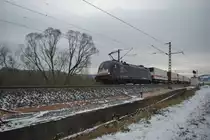 Die schwarzen Ladys geben in der wei�en Umgebung einen besonderen Kontrast. Hier 182 505 (ES 64 U2-005) aufgenommen am 20.12.2009 kurz vor Mecklar.