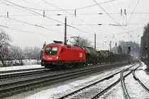 1116 193 „Manfred“ mit einem gemischten G�terzug am 19.12.2009 in Brixlegg.