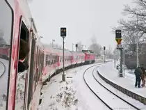 Im RE 3623 nach Altenburg konnte man am 19.12.2009 noch die frische Luft genießen! Vorne zieht Ludmilla 232 569-4. Links sieht man Christopher, der ebenfalls die frische Winterluft genießt.