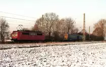 Als erste �berraschung: 151 134 mit Sabberlatz in orientrot. Wenn ich gewusst h�tte dass danach noch weitere sehr interesante Sachen folgen, h�tte ich mir eine gr��ere Speicherkarte mitgenommen. Verschneiter Vortag des 4 Adventes 2009 in Manoglding