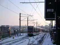 G�rtellinie: Ein Zug der Linie U6 kurz vor der Einfahrt in die 
 Station Gumpendorferstra�e. (20.12.09)