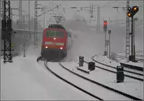Richtiger Winter auf der Main-Weser-Bahn. 111 103 mit dem RE Kassel-Frankfurt bei der Einfahrt in Marburg. (Dezember 2009)