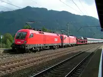 1116 028-0 zieht mit einer Schwester OEC658(H2O-Hotel-Therme-Resort) bei Kalwang Richtung Vorarlberg; 090915