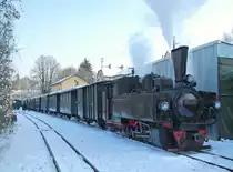 Die 699 103 war am 20.12.2009 mit ihrem
Zug in Steyr am Lokalbahnhof zur Abfahrt
nach Gr�nburg bereitgestellt.