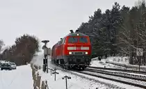 218 389-5 und eine Schwesterlokomotive ziehen am 19.12.2009 einen IC Richtung S�den am VSig von St. Michaelisdonn vorbei.