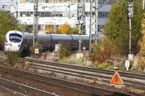 Erkennbar schief f�hrt der ICE am Bahnhof Heimeranplatz ein, um dann in Richtung �sterreich oder Italien weiter zu fahren.