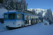 Als Zug 129 die Station Rigi-Kl�sterli verl�sst, hat die Sonne diesen untersten Punkt des Skigebietes noch nicht erreicht. Trotzdem wird dem neuen Pendelzug mit BDhe 4/4 15 noch eine �ltere Garnitur nachfolgen (20.12.2009)