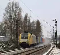 ES 64 U2-012 der TX Logistik wirbelt wenige Minuten hinter der 145 031-1 mit einem weiteren Containerzug den Pulverschnee auf der Unterelbbahn auf. Aufgenommen am 20.12.09.