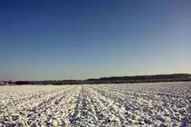 Eine unbekannte 218 mit dem IC 2012 kurz nach Illertissen am 20.12.09