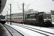120 159 mit dem stark versp�teten IC143 von Shipol nach Berlin Ostbahnhof am 20.12.09 in Hannover HBF