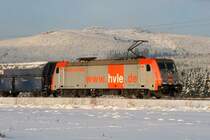 Der leichte Pulverschnee eignet sich nicht ganz zum Wintersport, aber �berpudert die harzer Berge wundersch�n. 185 641 vor dem 850m hohem Hohnekopf; 20.12.2009
