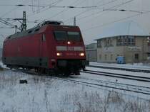 101 073 verlie� als Lz am 21.Dezember 2009 den Bahnhof Bergen/R�gen.
