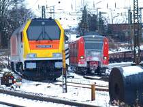 Locon 401 (Voith Maxima 40CC) steht mit einem Bauzug vor Aachen West w�hrend RB33 mit vereister Front nach Duisburg f�hrt.