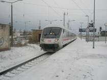 Hier ein IC von Stralsund Hbf. nach D�sseldorf Hbf., bei der Einfahrt am 21.12.2009 in Angerm�nde.