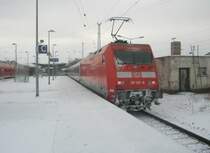 Hier 101 137-8 mit IC2150 von Stralsund Hbf. nach D�sseldorf Hbf., bei der Ausfahrt am 21.12.2009 aus Angerm�nde.