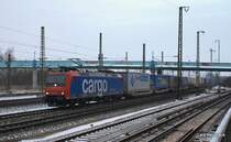 Re 482 010-6 passiert am 20.12.09 mit dem DGS 43677 L�beck-Skandinavienkai - Novara die Bahnanlagen von Hamburg-Wilhelmsburg auf dem Weg Richtung S�den.