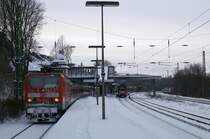 143 579-1 verl�sst Wuppertal-Zoologischer Garten mit der S8 nach Hagen. Ein 422er f�hrt als S9 in Richtung Bottrop ab. 21.12.2009